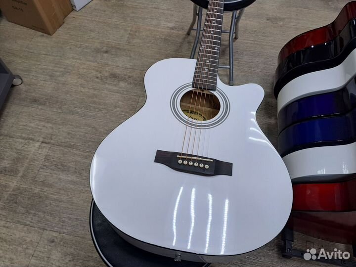 Гитара акустическая белая с металлическими струн
