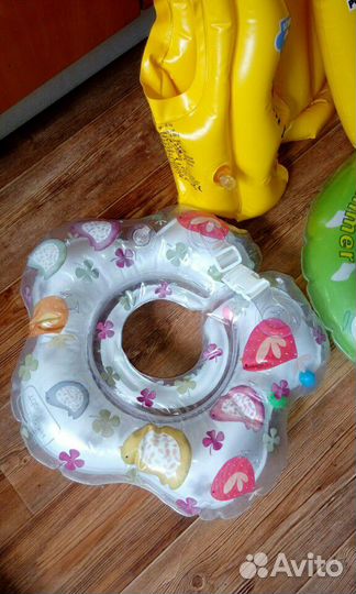 Надувной круг и лодка