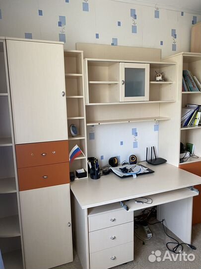 Уголок школьника. Детская стенка со столом