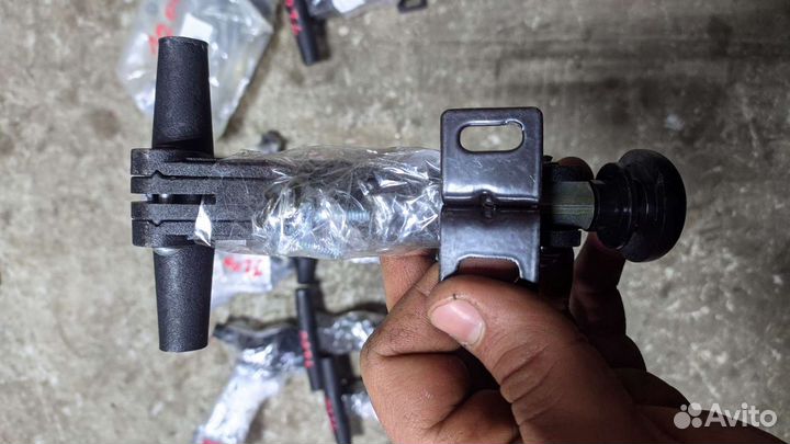 Фиксатор бокового стекла мтз б/к