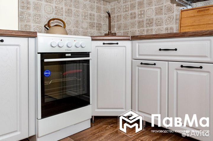 Угловой кухонный гарнитур в классическом стиле