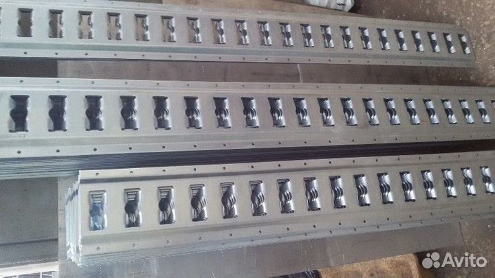 Рейка крепления груза в фургон