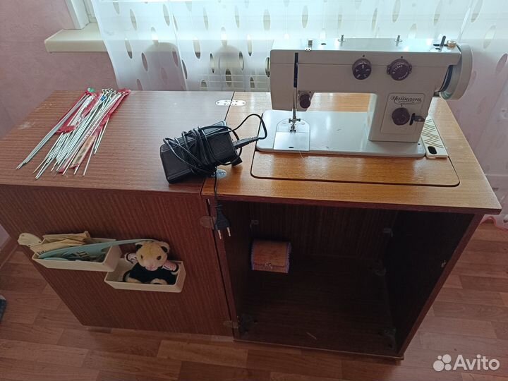 Швейная машинка Чайка с электроприводом и тумбой