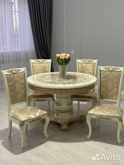 Кухонный стол и стулья