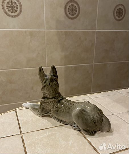 Фарфоровая статуэтка 