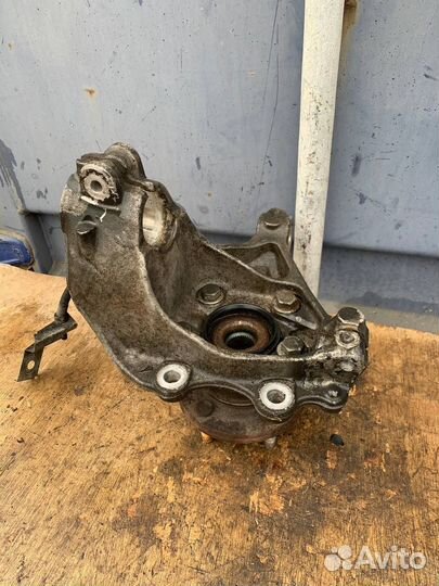 Кулак поворотный правый Volvo V40 2012 бензин 1.6