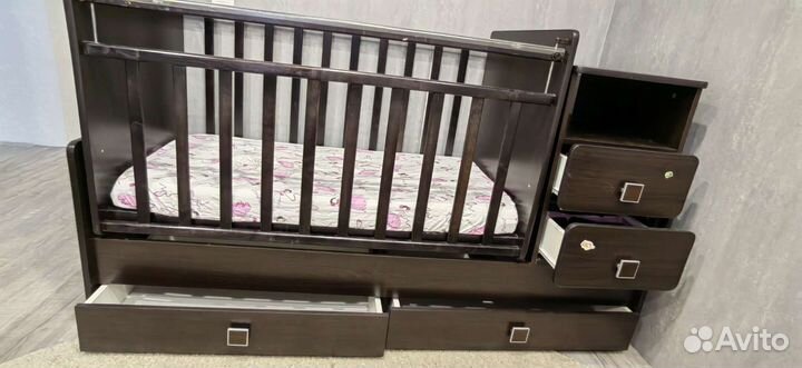 Детская кроватка с маятником и ящиком