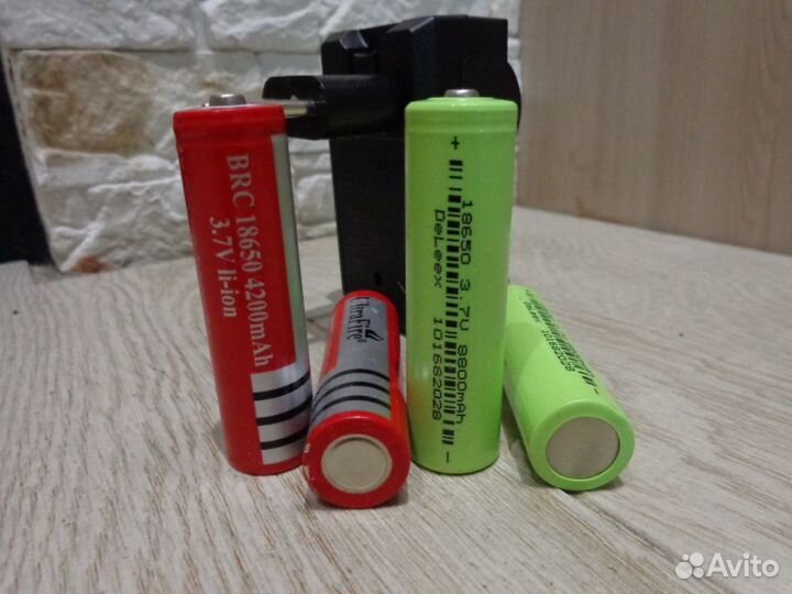 Зарядное устройство и 4 литий-ионных аккумуляторов