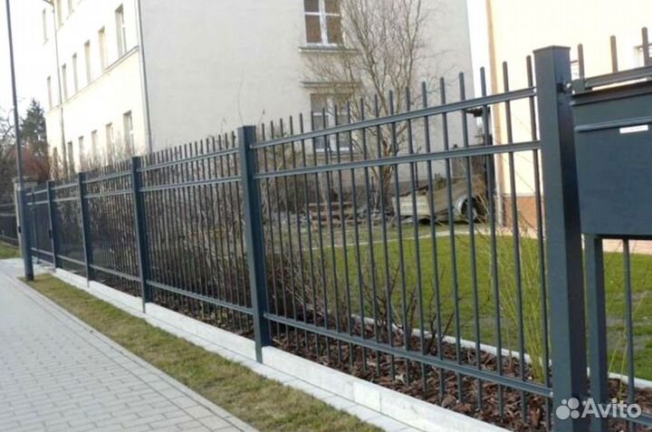 Забор из профильных труб с ковкой