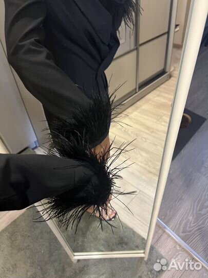 Платье-пиджак с перьями страуса