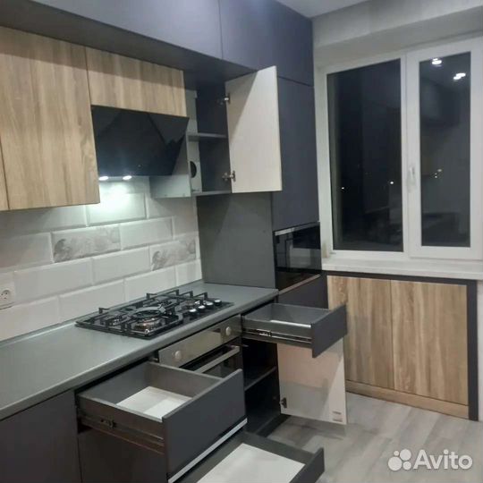 Кухня на заказ трехуровневая