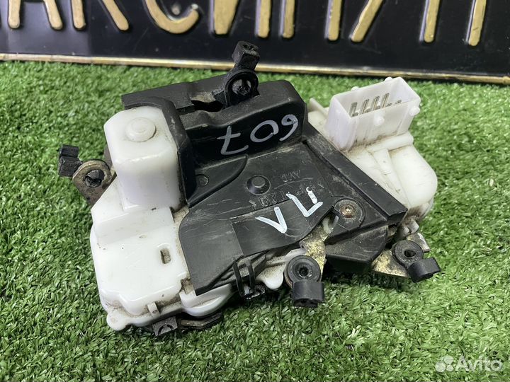 Передний левый замок Пежо 607