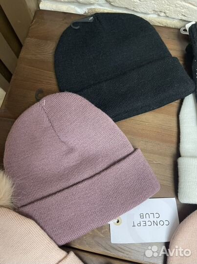 Море шапок, перчаток и варежек на детей и взрослых