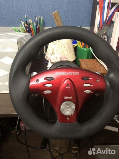 Игровой руль с педалями trust predator
