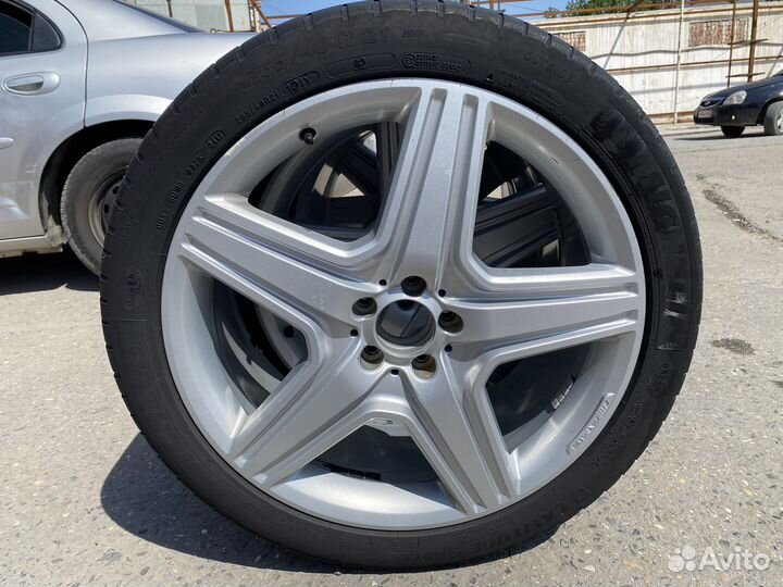 Accelera 651 265/40 R21