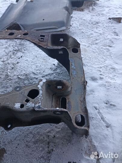 Передний подрамник W210 E320 Mercedes Benz