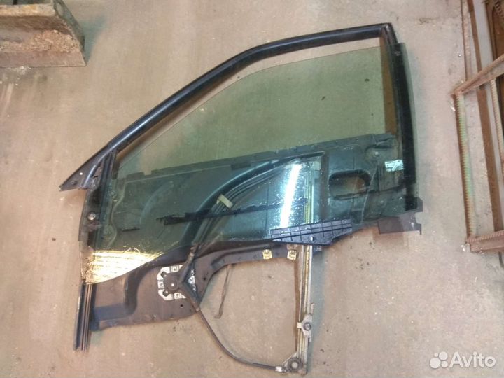 Стекло рамка левой передней двери audi-80 B4, B3