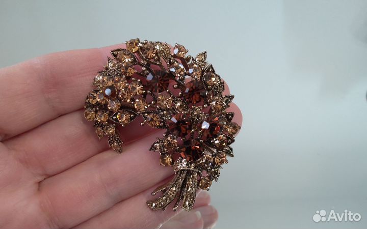 Брошь -кулон со стразами.Бижутерия