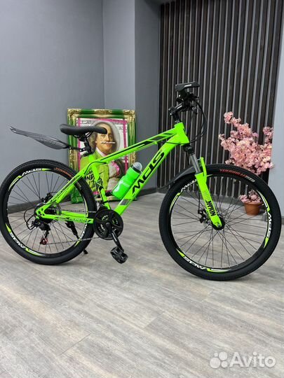 Велосипед скорсотной с крыльями и подножкой