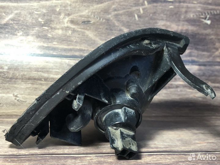 Левый поворотник на Nissan Sunny Y10