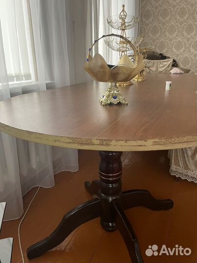 Стол и шесть стульев