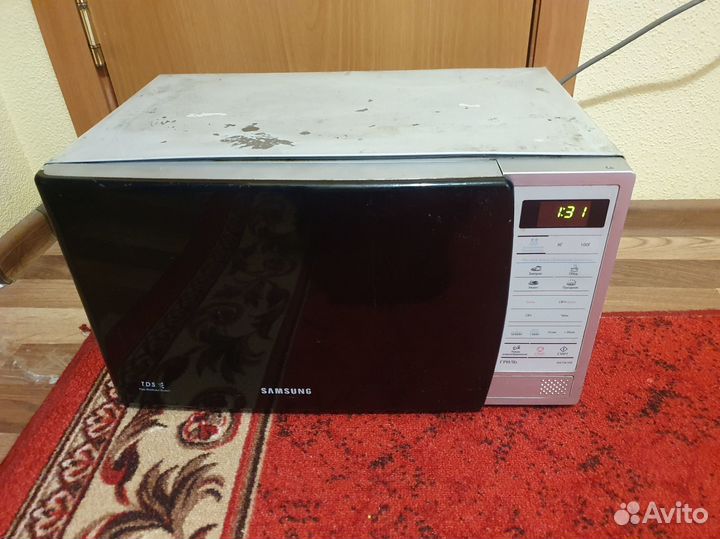 Микроволновая печь Samsung в рабочем состоянии