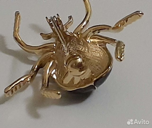 Брошь в виде жука