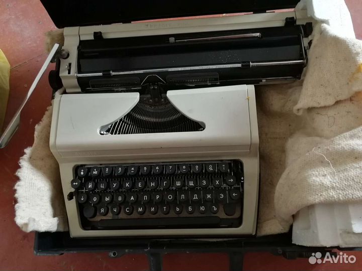 Пишущая машинка механическая Любава 1990