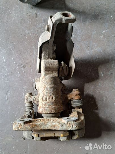 Суппорт задний левый Honda Inspire