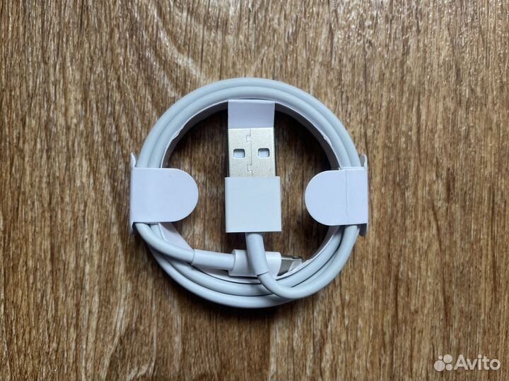 Кабель зарядки Lightning USB на iPhone