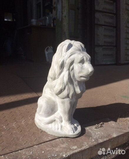 Лев из бетона