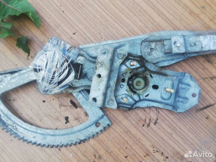 Стеклоподъемник двери Опель Фронтера А