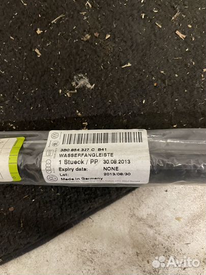 Молдинг лобовго стекла левый Skoda Suberb/Passat