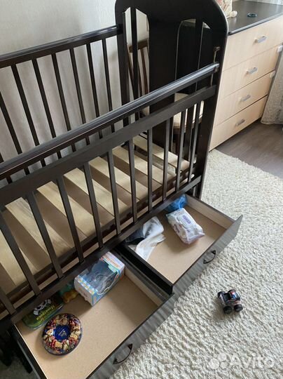 Детская кроватка с поперечным маятником