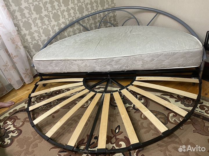Круглая кровать