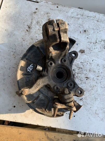 Кулак передний левый Skoda Superb 2