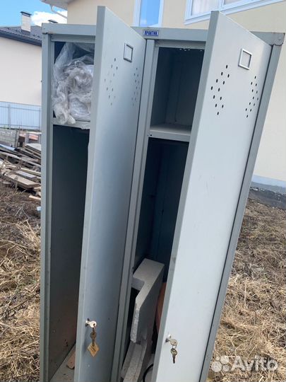 Металлический шкаф для раздевалок