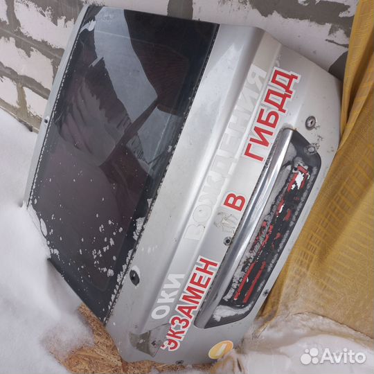 Продам крышку багажника приора