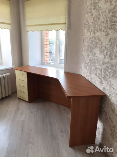 Угловой письменный стол