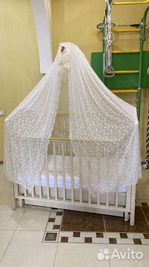 Детская кроватка с маятником и балдахином