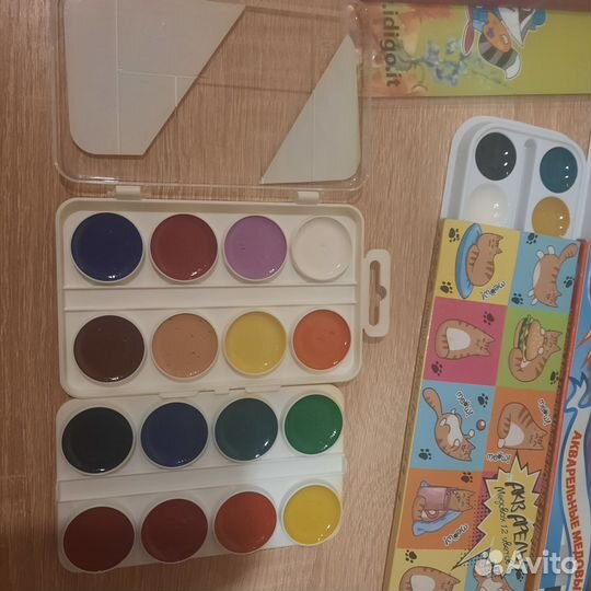 Акварельные краски, кисточки и альбом