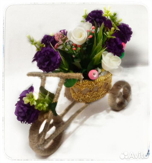 Композиция из искусственных цветов