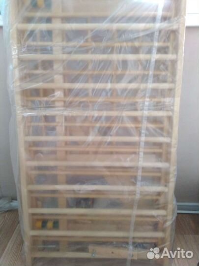 Детская кроватка с маятником