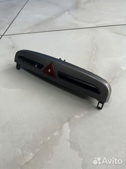 Кнопка аварийной сигнализацииPeugeot 308