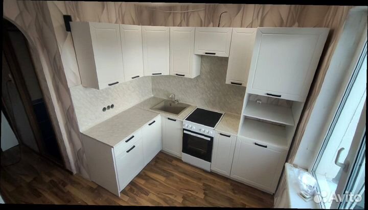 Белая угловая кухня с современными фасадами мдф