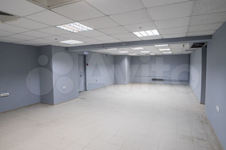 Универсальное помещение на первой линии в центре с