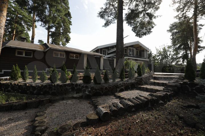 Дом 327 м² на участке 7,8 сот.