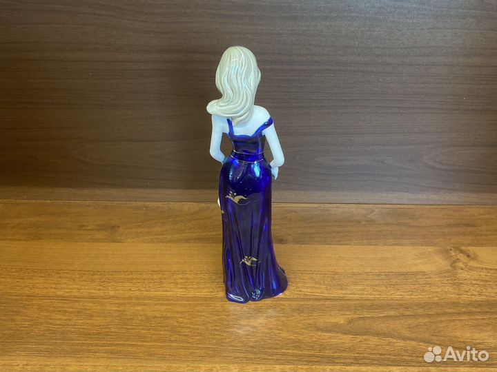 Статуэтка фарфор Девушка с сумочкой