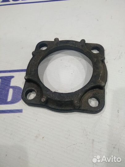 Крышка реакт. штанги цельнокованная 4 отв