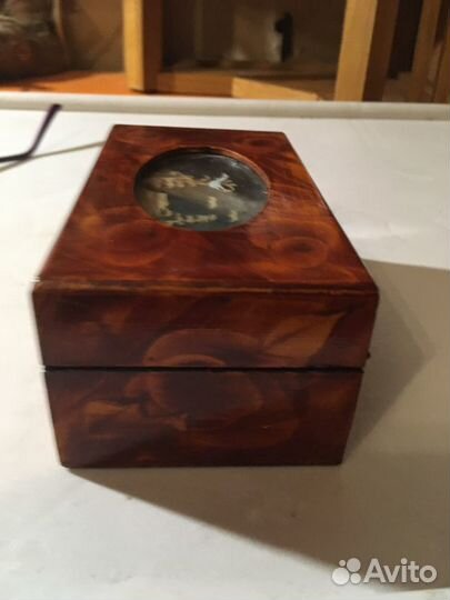 Маленькая старинная шкатулка
